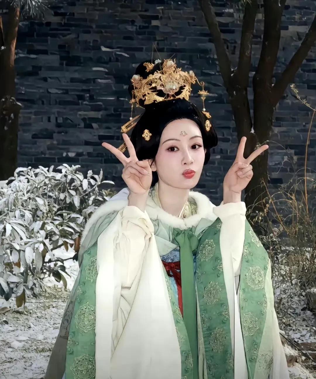 其实我一直觉得，咱们杨紫的演技早就刻在观众心里啦！
白玉兰视后这事吧，得之我幸，