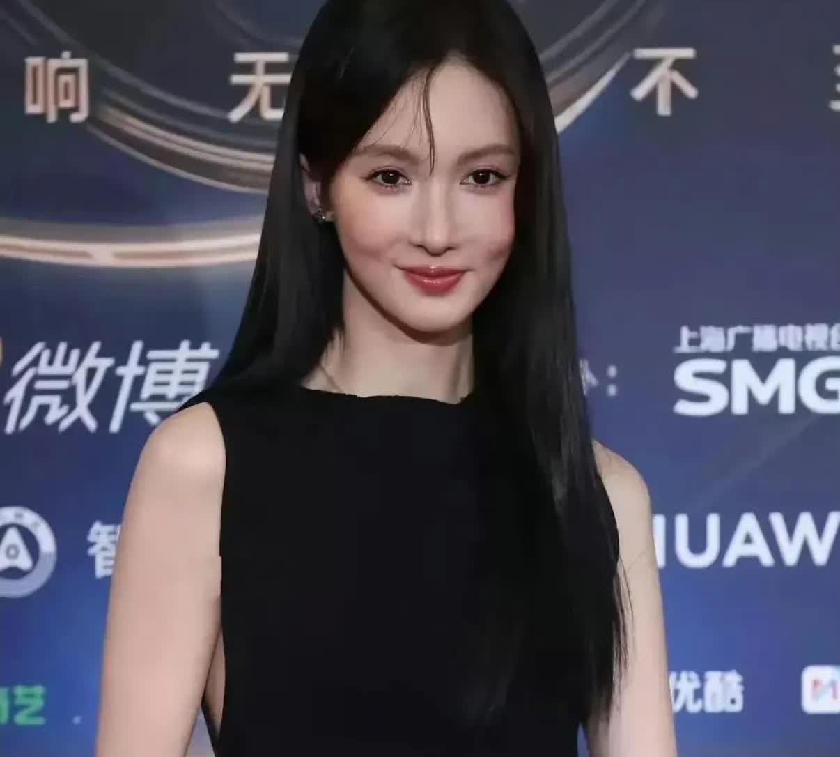 金晨你快收手吧！你这脸真不能再动了！

微博电影之夜金晨的照片一出，又是让人