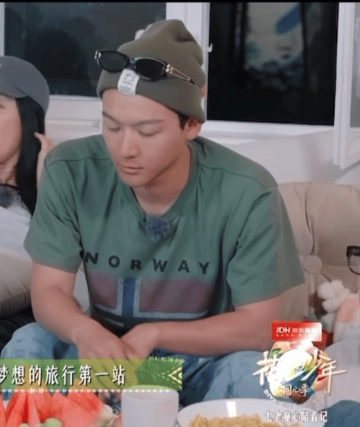 《花少》七人团，
怎么只有张晚意一个人黑成了当地人!
看他带的行李真的要被他笑死