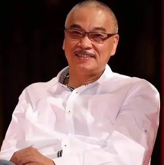 近日，导演王晶爆料称吴孟达去世与私生活混乱有关，直言其同时供养三个家庭、五个孩子