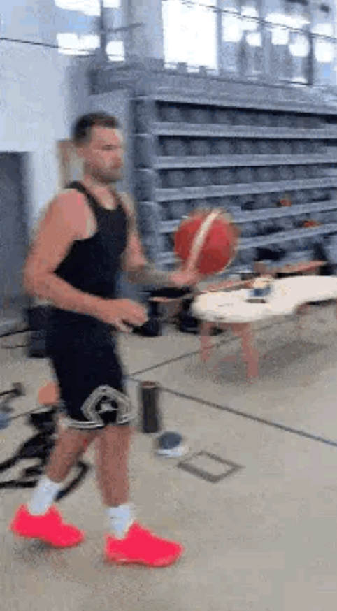东契奇瘦的不成样子了

NBA官方今日晒出湖人球员东契奇休赛期个人训练的画面并写