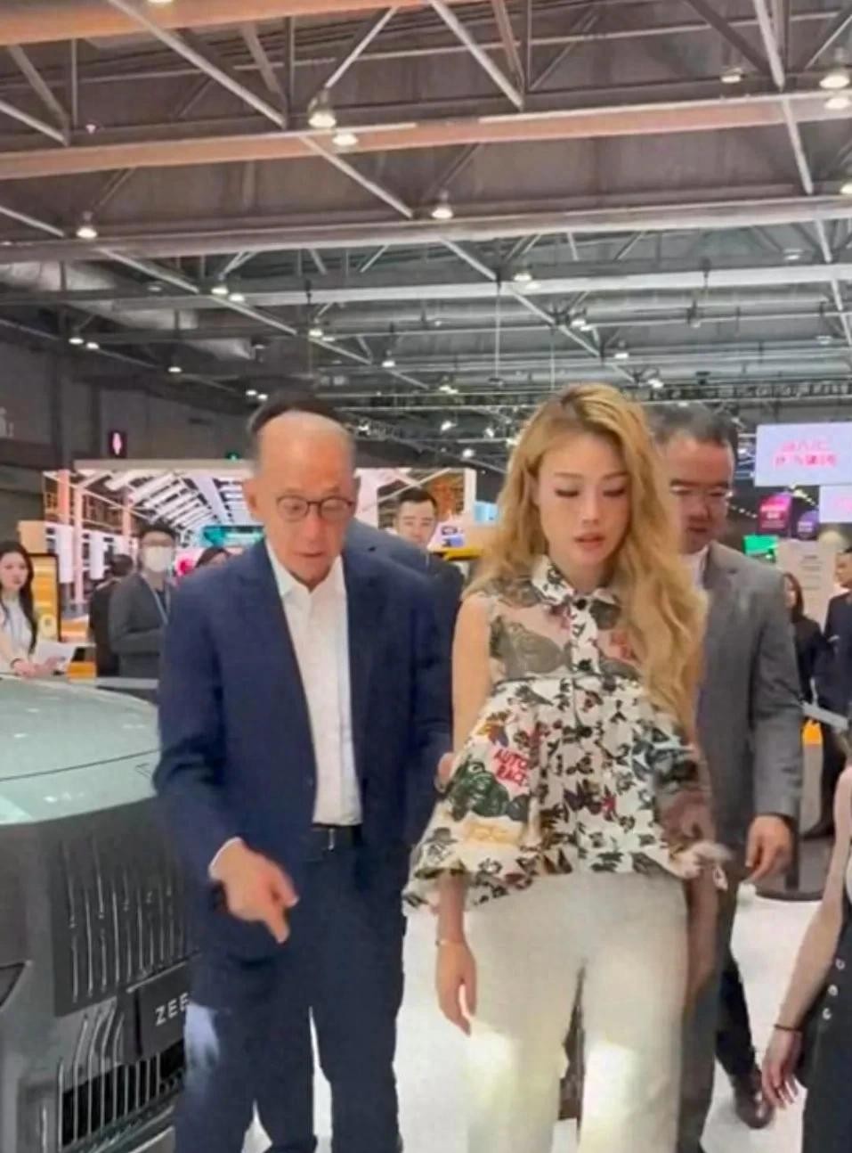 容祖儿与老板杨受成现身香港车展，老板全程跟在祖儿身后像个保镖