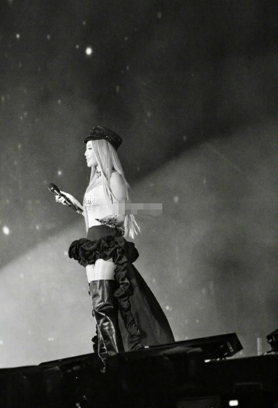 她说想记住每个人，这句话本身就充满了力量。在巨大的场馆里努力建立微小而珍贵的连接