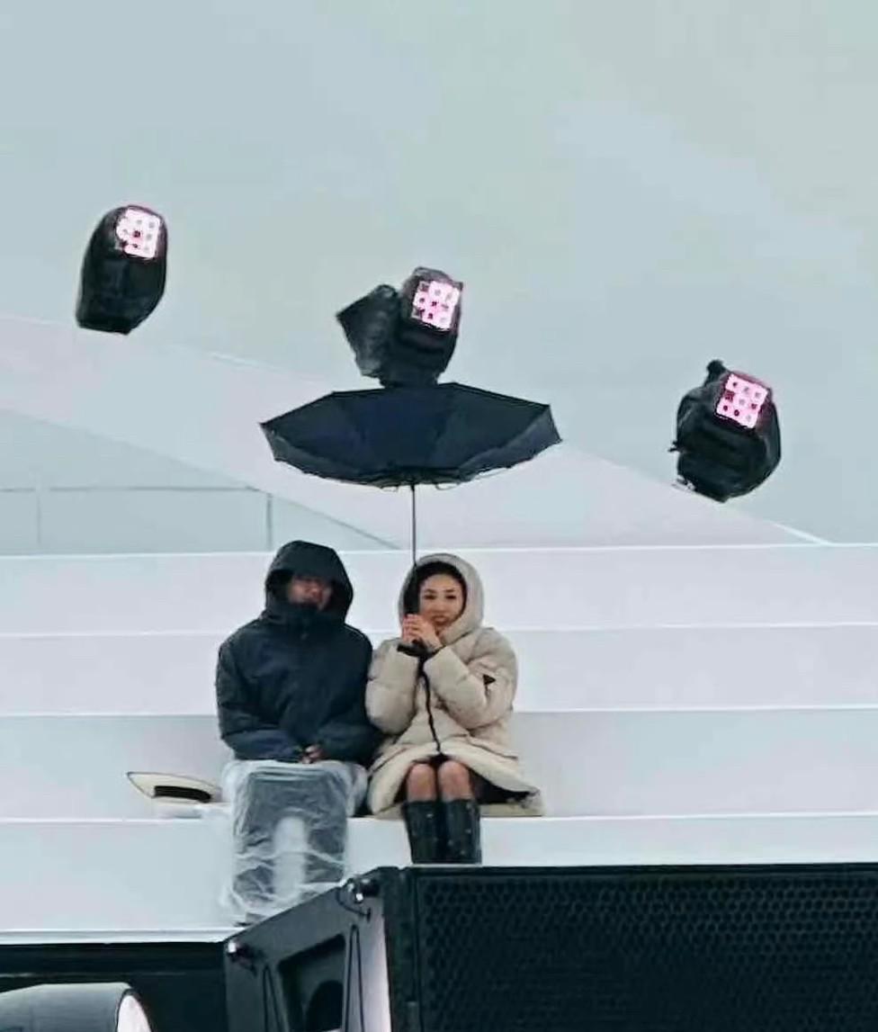 《乘风2025》节目组，
听网友一句劝吧，直播放在室内不行吗？
参加这季节目的姐
