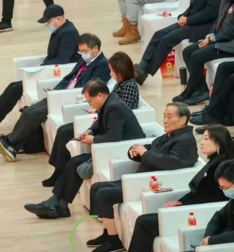 宗庆后一双布鞋人人夸，杜建英跟他一样节俭，一件外套愣是穿了几十年不舍得扔，他俩演