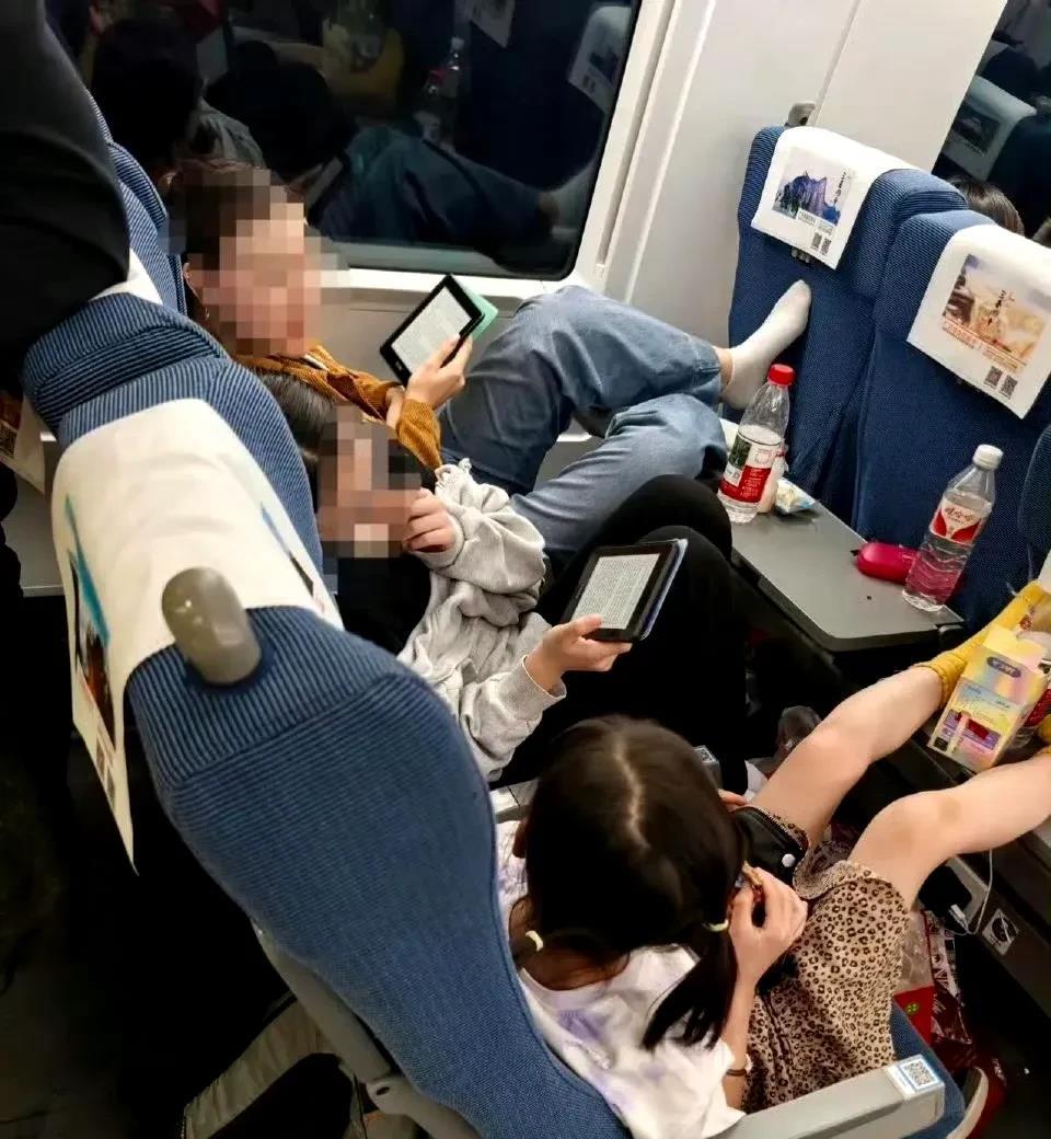 现在的人真的是把高铁当作自己家了 ​​​