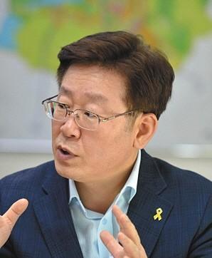 李在明严重低估美国人了
李在明大概以为凭借自己的“聪明”，深入研究了特朗普的大作