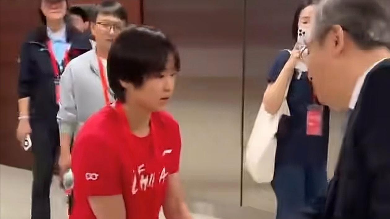 全红婵与李宁同框像爷孙，当天参加活动时不经意的俩小举动讨人喜