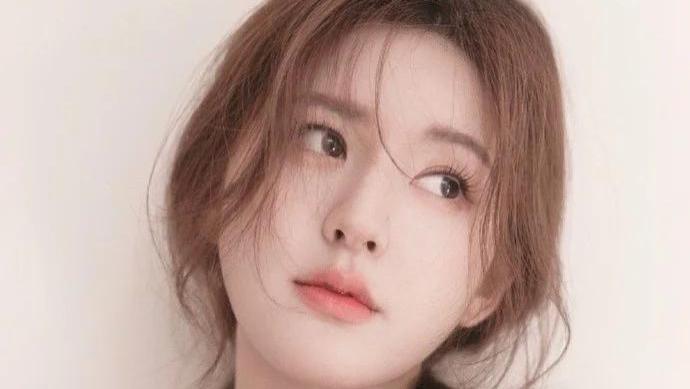 赵露思直播间痛哭，爆料经纪公司没人性，这是准备掀桌子了？