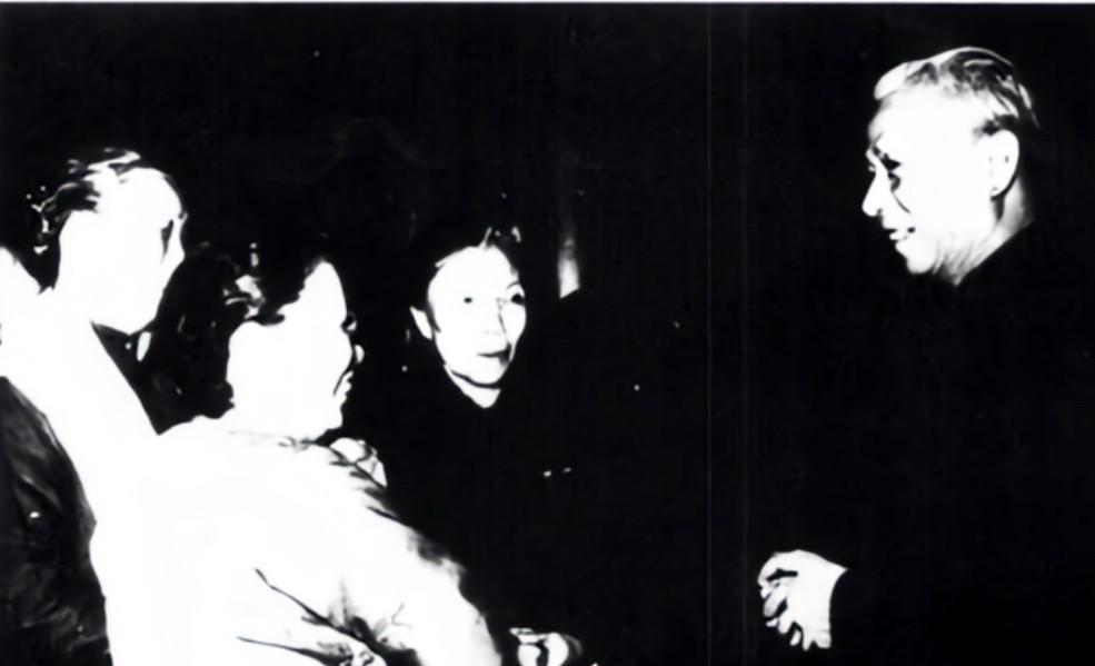 1956年9月，中国共产党第八次全国代表大会期间，一张在休息室内的照片，左起依次