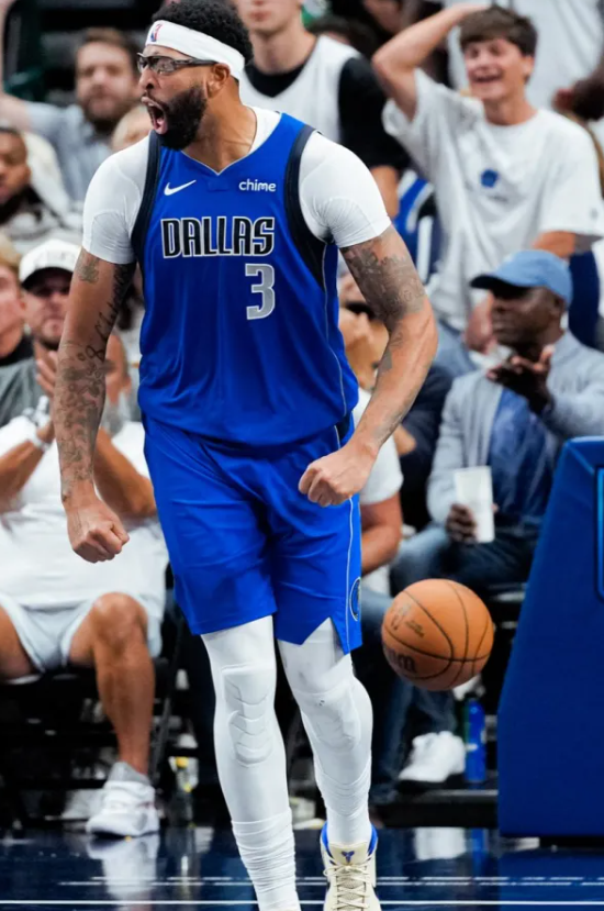 NBA杯小组赛，独行侠对阵湖人的比赛即将开始。
赛前，独行侠社媒分享球员安东尼-