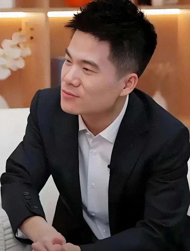 董宇辉回击暗讽：不要倚老卖老指指点点！
 
董宇辉不能让人们以为他一直都怂，露出