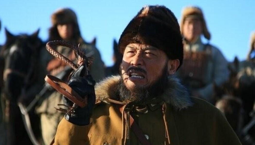 1942年，青马师长韩起功被撤职后，带着几十大车的黄金、银元、烟土等，准备回老家