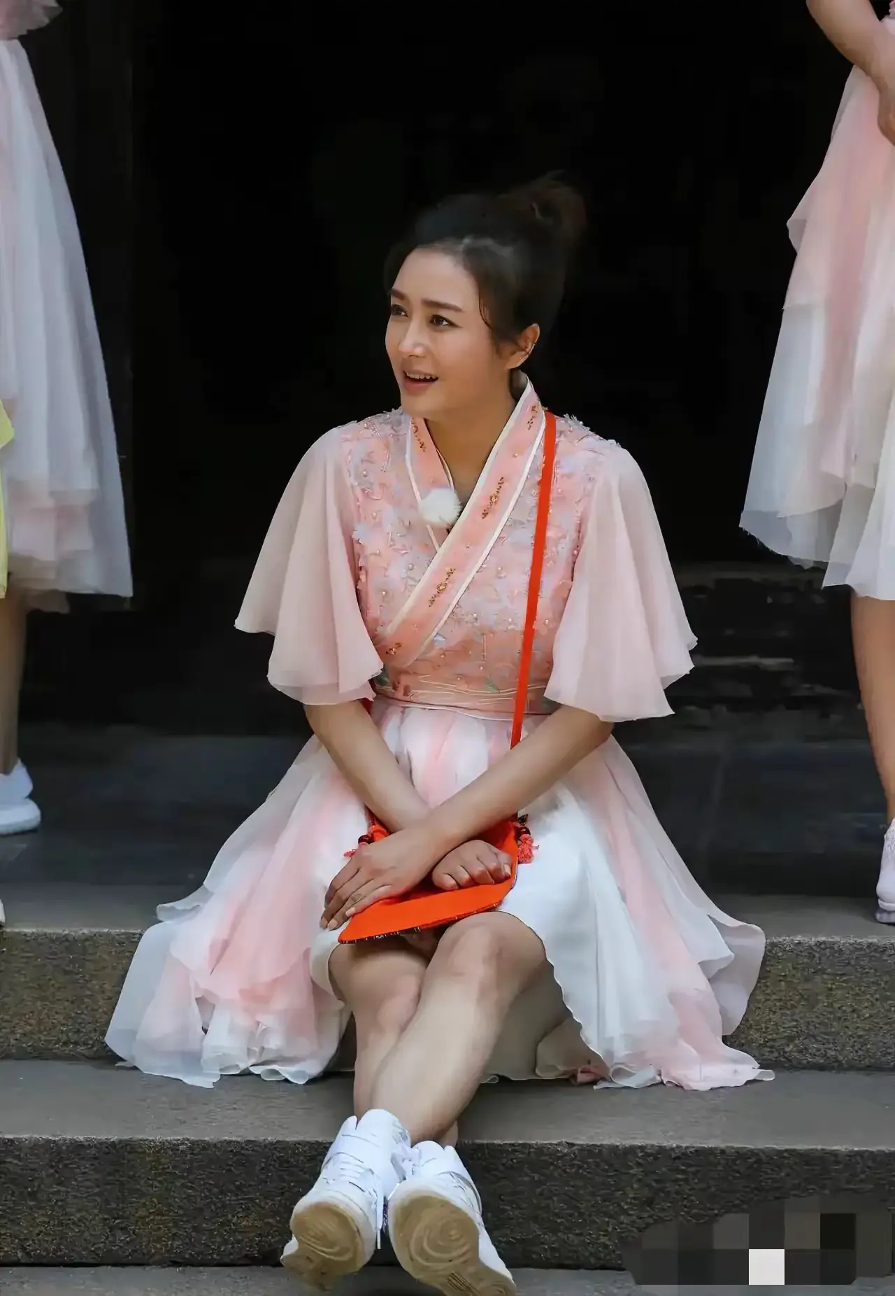 秦岚165cm，上身古装，脚上现代，这造型真的美吗？