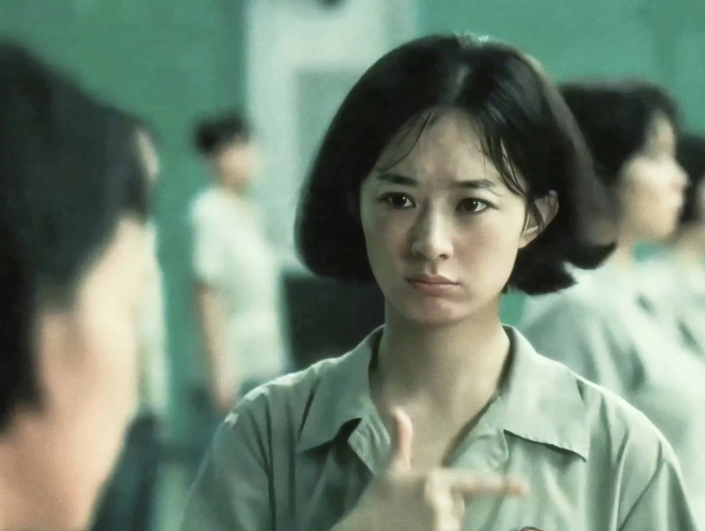赵丽颖挺刚一女子
粉丝纷纷夸帅
正面硬刚，绝不惯着
媒体“大象新闻”发布报道称“