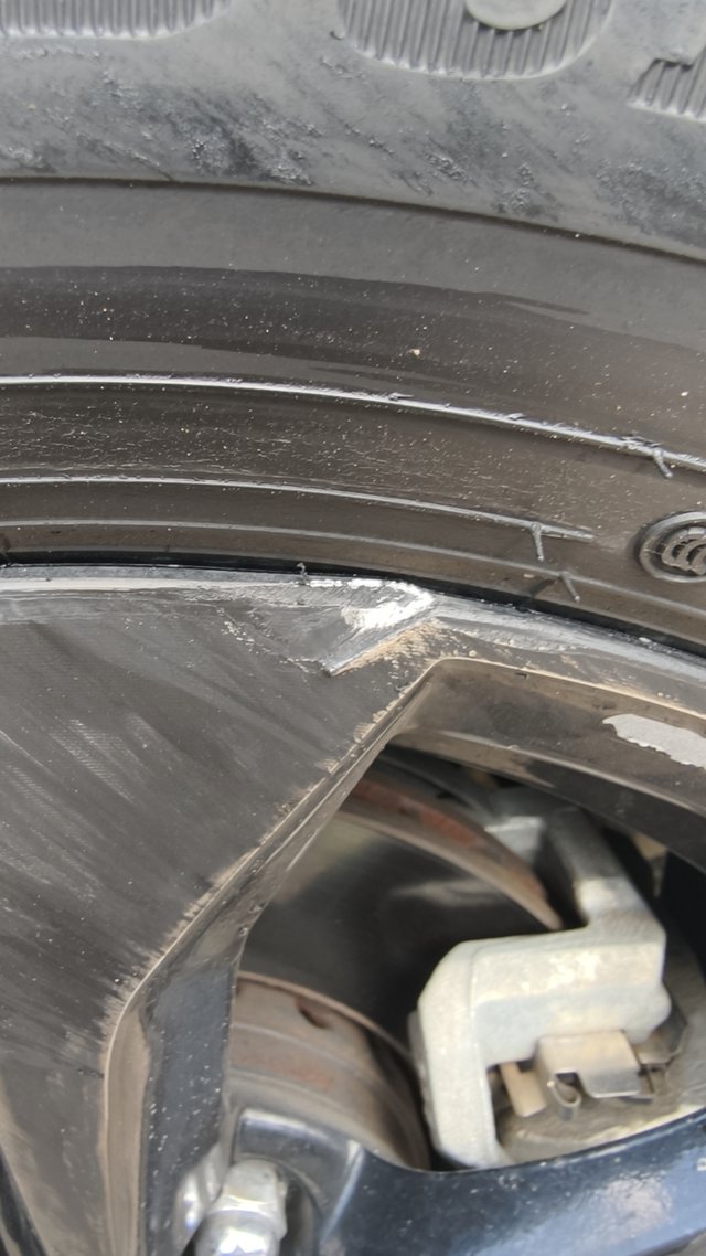 对方全责这种该怎么办
车友们，对方全责，我的轮毂这样子了，我要求换新的，但是对方