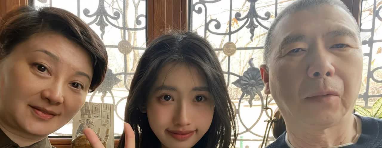 冯小刚在美国庆祝67岁生辰，与女儿合影面色红润，父女俩仿若共用一张脸
冯小刚的