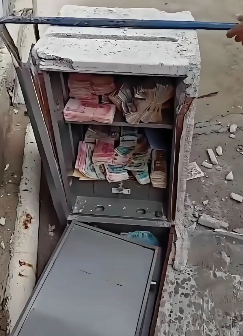 老人收废品积攒下来的