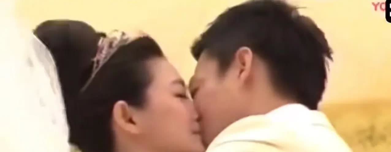 汪小菲大婚引发外界对其感情深度的猜测。婚礼现场，他面露疲惫，宣读誓词时语气平淡，