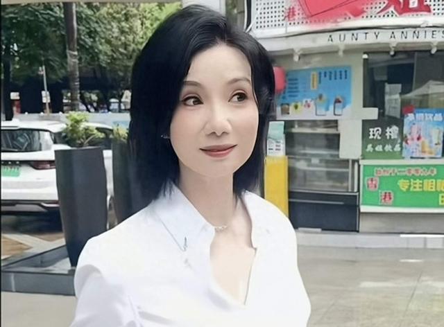 香港知名女星陷整容风波，鼻子变形容貌变化大，网友直呼认不出