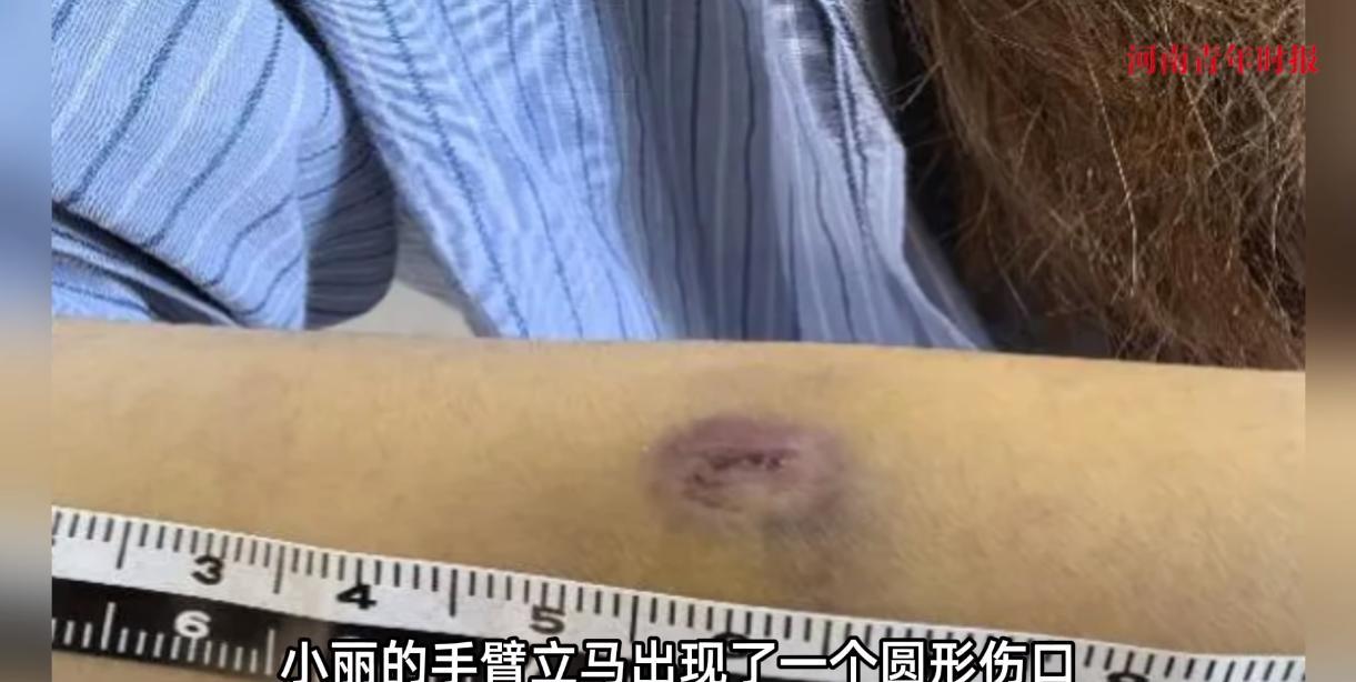 “大快人心！”5月23日，浙江杭州，一男子在路口等红绿灯时，为了追求刺激，竟拿出