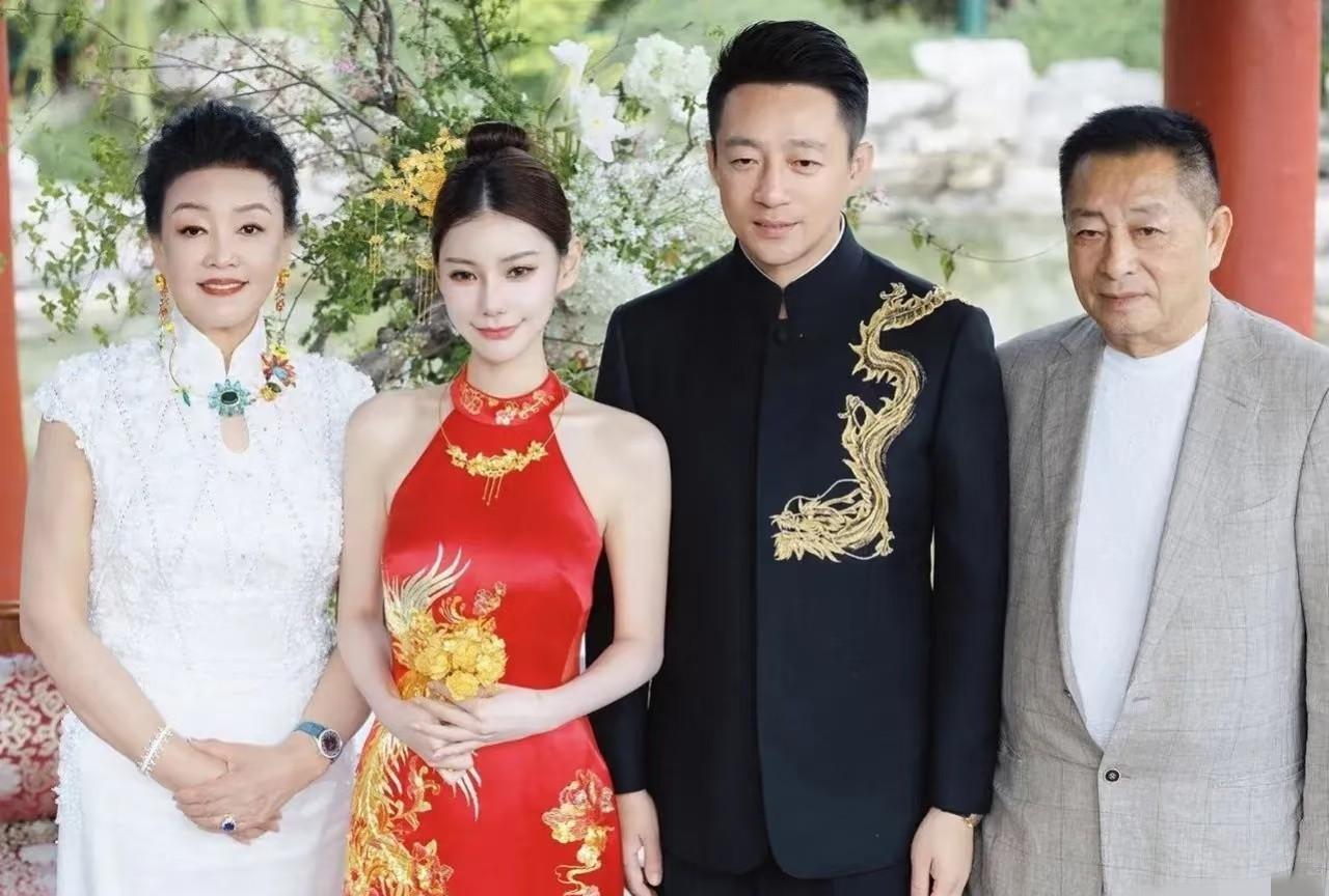 汪小菲现在做的最正确的一件事就是从S家这个泥潭跳出来。
甭管S家里人如何蹦跶，如