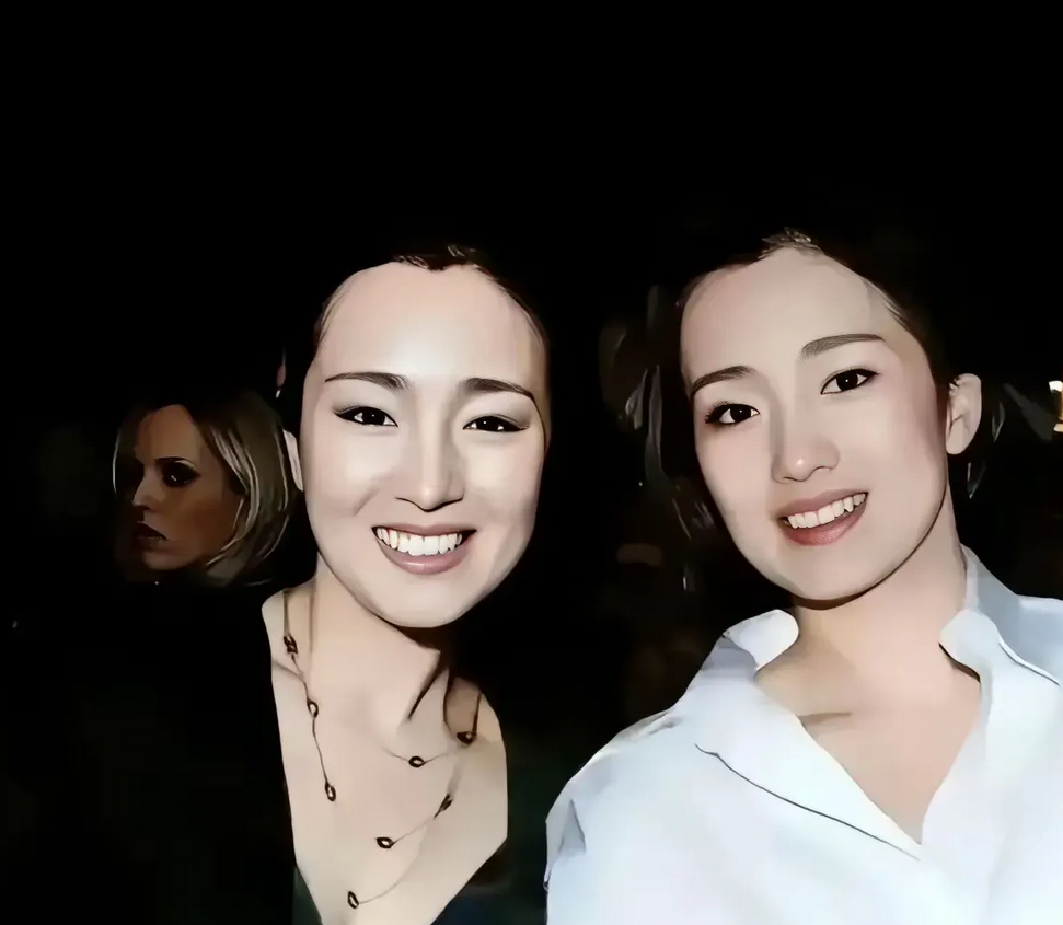 巩俐与替身同框照曝光，长得实在是太像了！简直就像双胞胎，你认出哪一个是巩俐本人了
