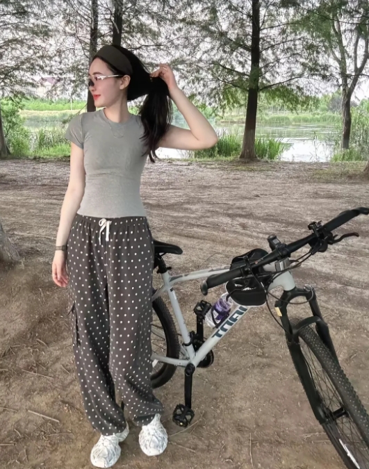 女同事不顾她丈夫的苦苦哀求，一心要加入骑游队！
五一节过后，女同事不知道受谁的蛊