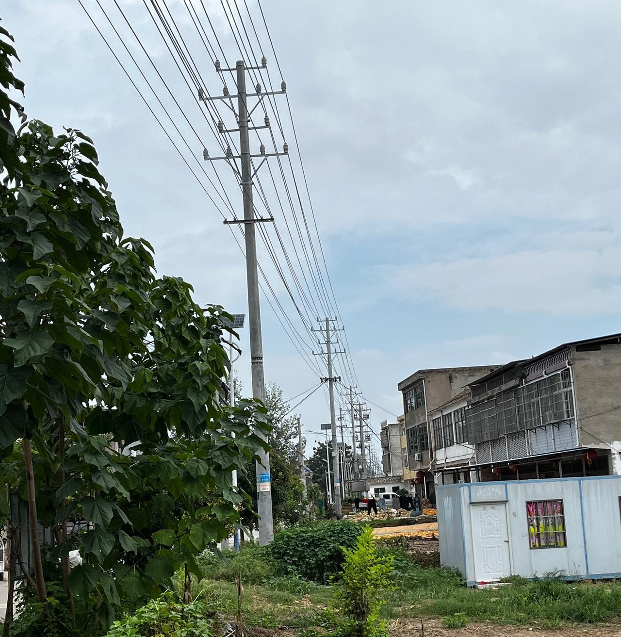 农民喜欢沿路盖房子，说白了还是想减轻生活的压力
都知道沿路盖房子不好：不安全，影
