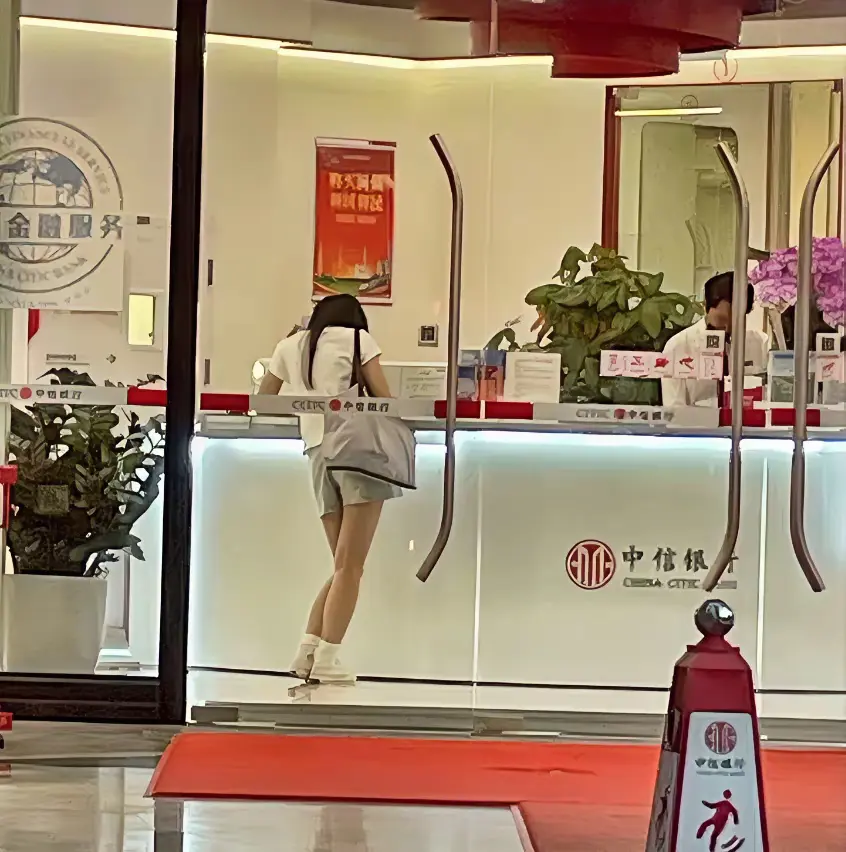 原谅我偷偷的拍了一张背影，好优美的站姿。