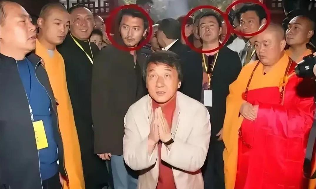 成龙在少林寺这张合影含星量很高，谢霆锋旁边站的，娱乐圈人士称为“三爷”。
这张合