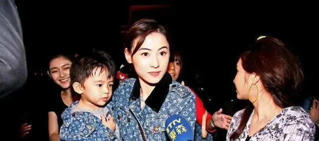 张柏芝大S人生走向大不同











张柏芝“艳照门”事件后，压力巨大