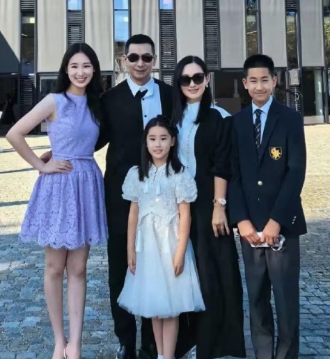 53岁赵文卓祝贺女儿高中毕业，获最高成就大奖，儿子赵子龙也获奖，小女儿也受益匪浅