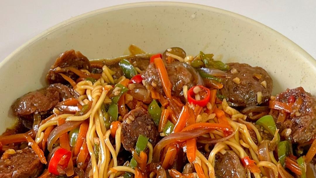 《牛肉丸炒面：下班只想躺平？10分钟搞定一锅面！》