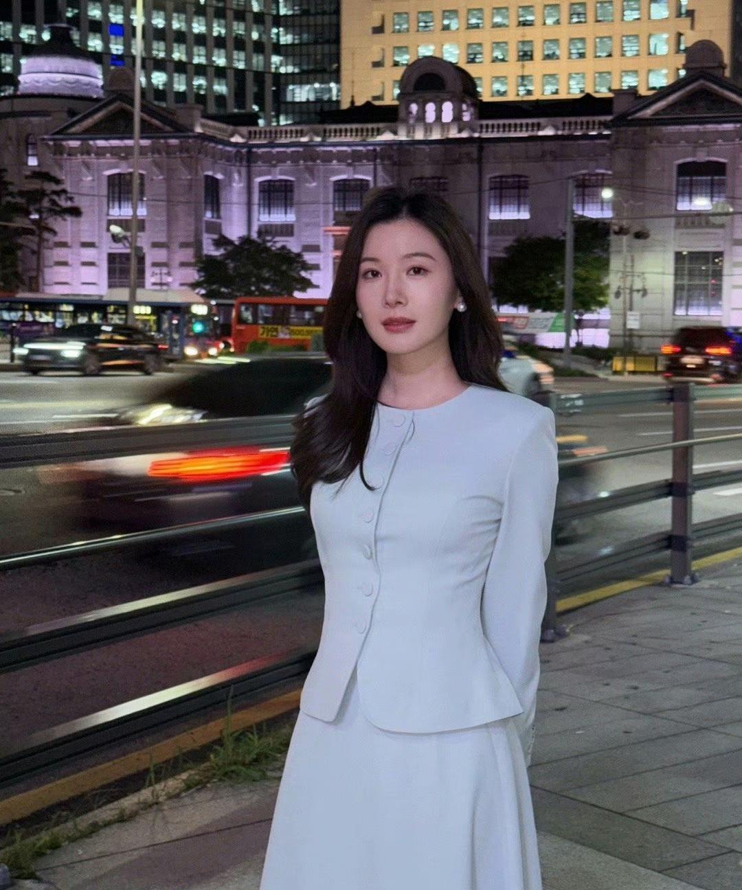 浅蓝是城市的呼吸色，收腰勾勒从容线条，伞裙摇曳优雅弧度。漫步都市街巷，光影为衬，