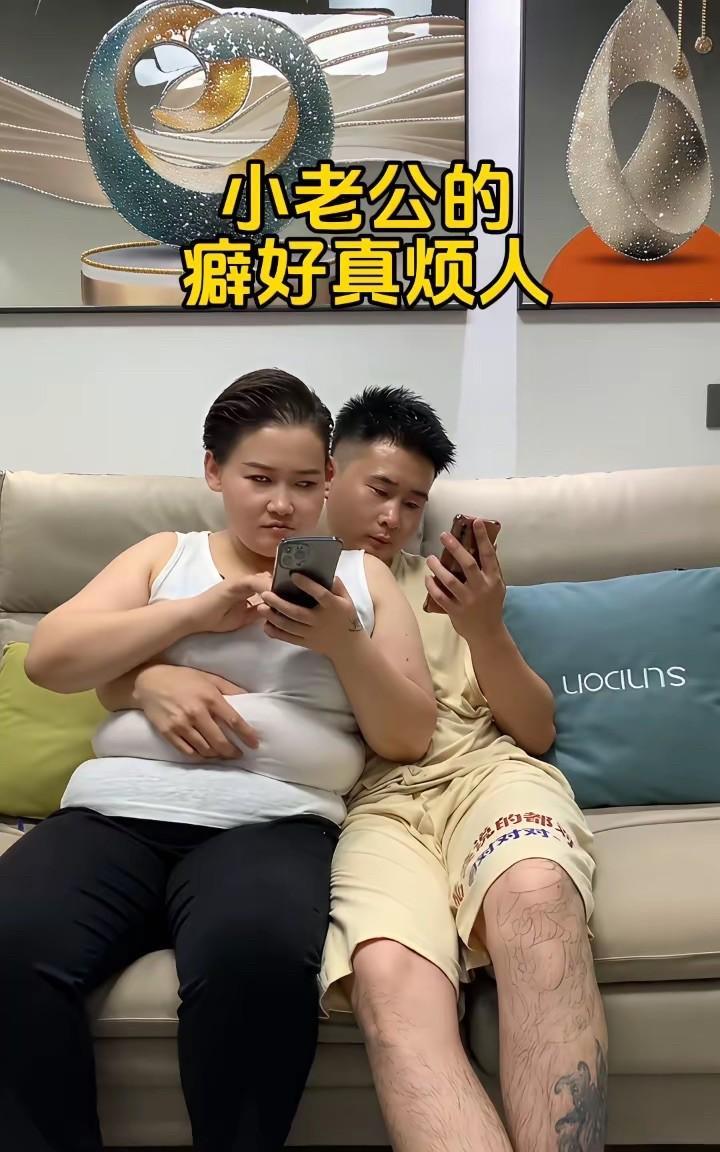 丈夫的“癖好”真恼人！
只要一有空，丈夫就会黏着妻子，这也就罢了，可他偏要这么做