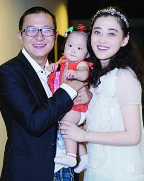 2012年，梅婷害羞地对秦昊说：我喜欢上了剧组的摄影师，你能帮我问问他愿不愿意娶