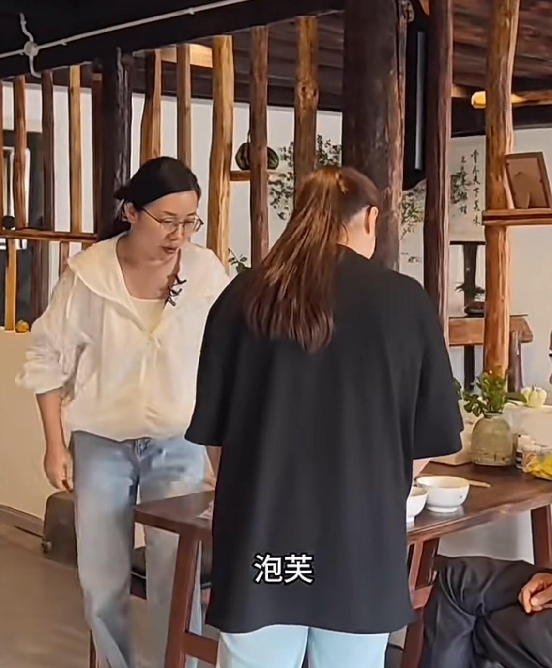 韦籁姐姐对小娜的喜欢也太直白又真诚了吧！有好东西第一时间想着她，只收小娜给的东西