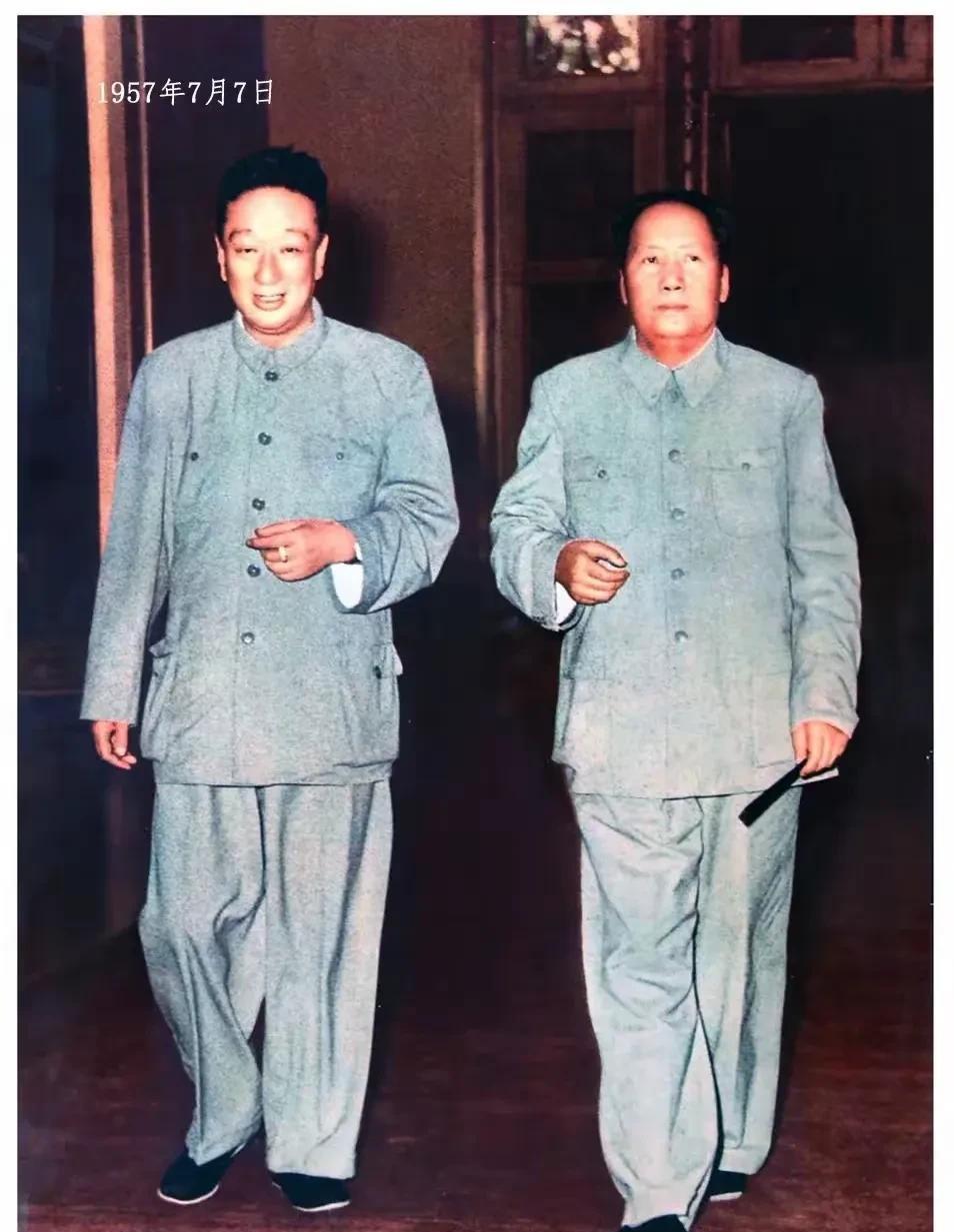 毛主席与刘少奇是中国革命历史中两颗璀璨的巨星。他们并肩作战，在波澜壮阔的革命岁月