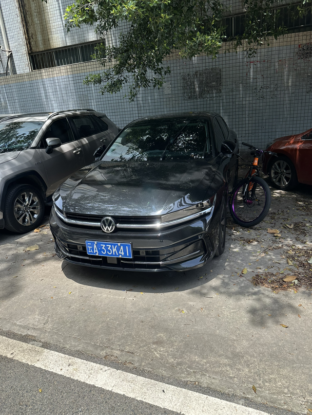 迈腾B9380尊贵版
提车快一年了，整体来说这个车还是很不错的，没有加大麦包，少