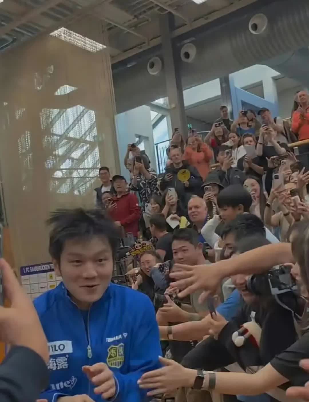 昨晚樊振东德甲联赛进场就像进“盘丝洞”一般。瞧瞧，他都吓出表情包了，而且还吓得炸