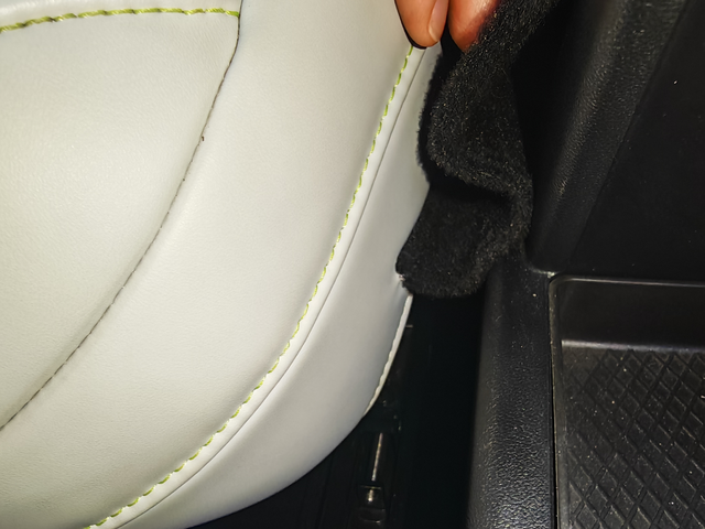 小鹏用减配配件代替原厂配件
原厂的这个地方是皮的，换成布的，挡灰的也减配了，还理