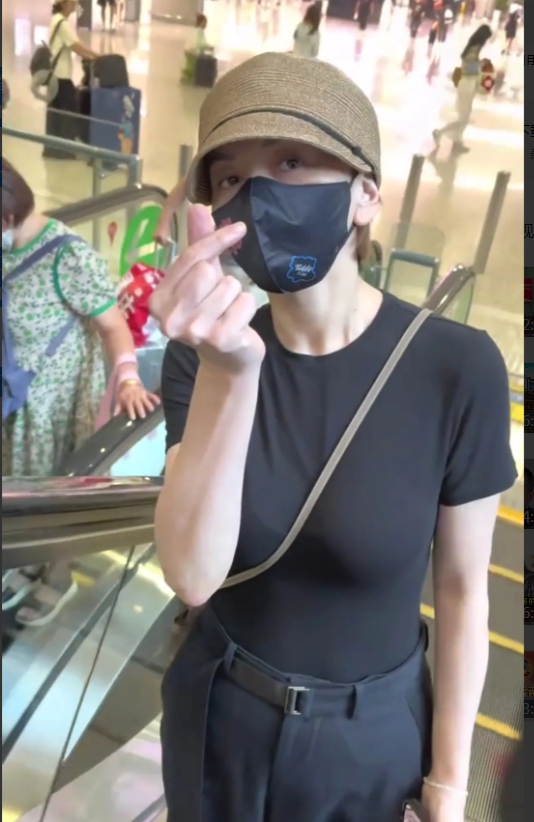 55岁的王琳不愧是风韵犹存的天花板！

王琳老师让大家熟知的肯定是《情深深雨蒙蒙