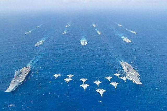 中国双航母亮剑，美媒察觉情况不妙：不久后它们就会来夏威夷了！
这两天，双航母亮剑