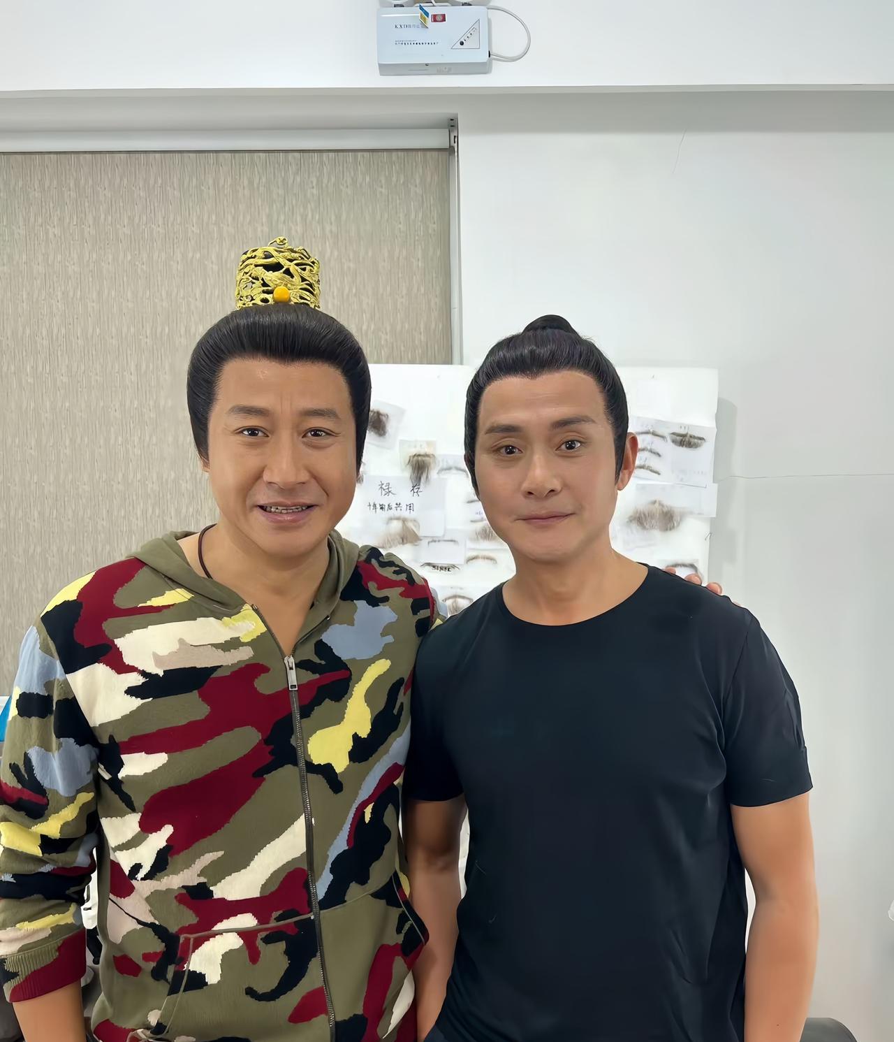 在《藏海传》中，一个饰演“皇帝”爱干木匠活，一个饰演“公公”，义子义女武功高强。