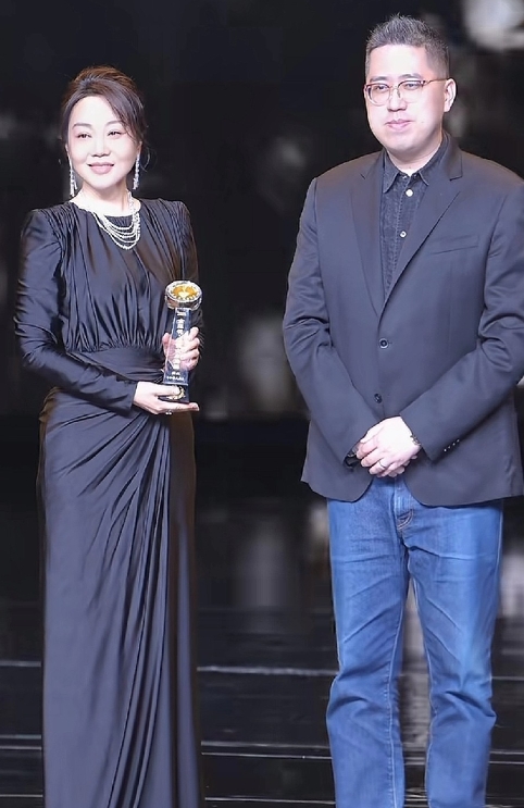 52岁的闫妮状态好得离谱！看看她出席活动的照片，皮肤紧致光滑，眼神明亮又有光彩，