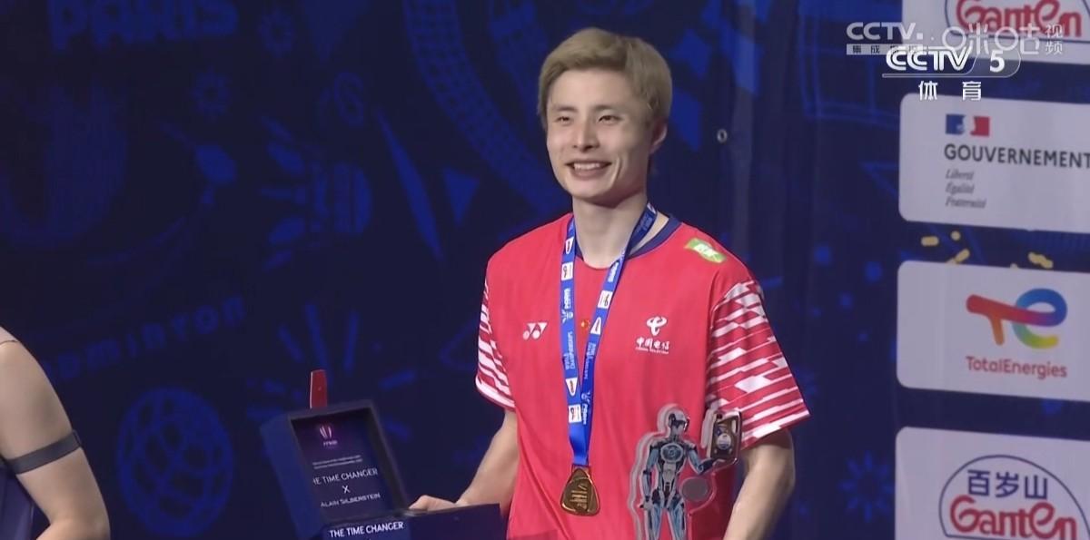 石宇奇哭了，石宇奇笑了！
     今天凌晨，石宇奇终于登上了冠军领奖台！
  