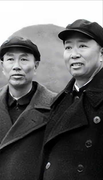庐山会议后，邓华和刘亚楼在云南。人的喜怒哀乐都写在脸上。当年在第四野战军，他们都