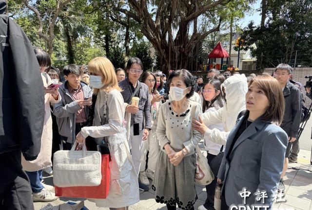 柯文哲出庭，陈佩琪、黄国昌顶着烈日排旁听证
　　台湾民众党前主席柯文哲涉京华城图