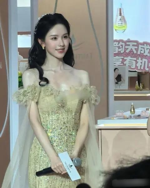 我丢！！！没想到陈都灵现实中好恐怖啊……原相机没修还这么白白嫩嫩 ​​​